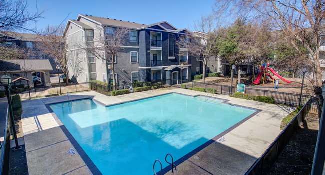 Rosemont of Oak Hollow apartments at 3015 E Ledbetter Dr, Dallas, TX
