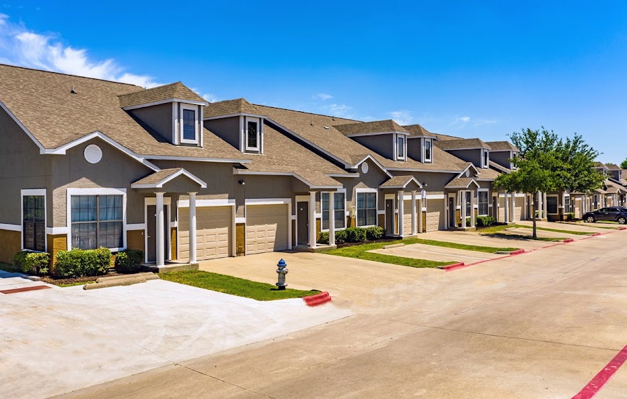 Beckley Townhomes apartments at 801 Beckleymeade Ave, Dallas, TX