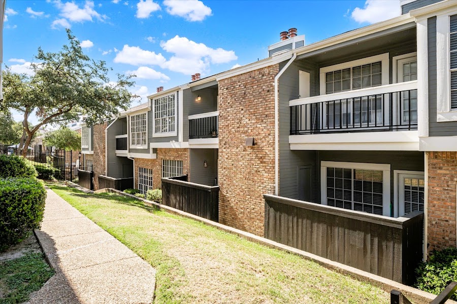 Lex apartments at 9701 W Ferris Branch Blvd, Dallas, TX