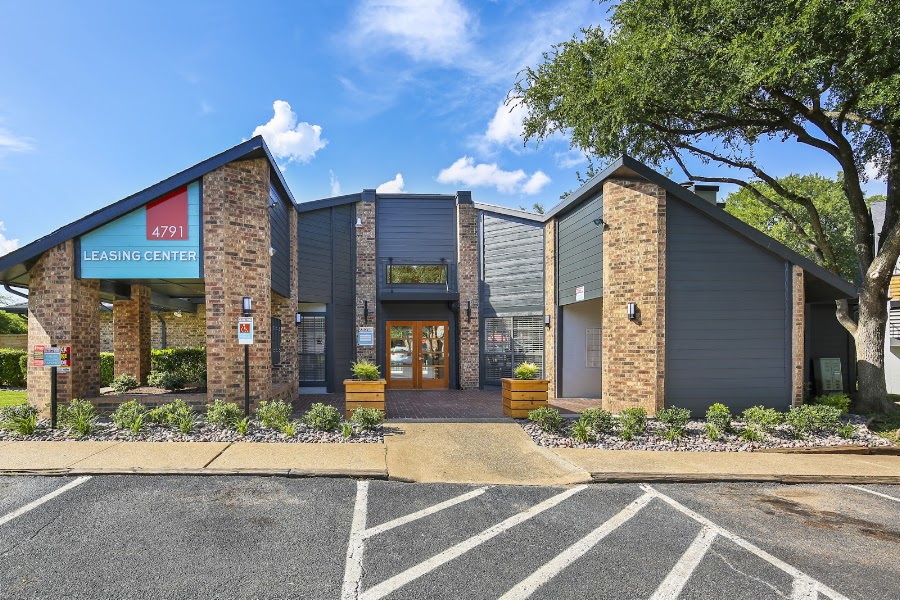 Smith Creek apartments at 4791 W Ledbetter Dr, Dallas, TX
