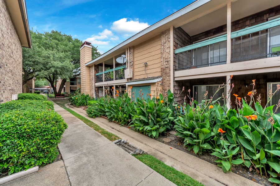 Spring Creek apartments at 14833 Spring Creek Rd, Dallas, TX