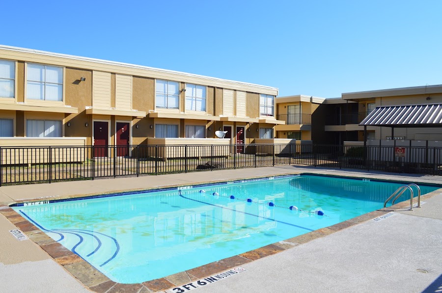 Summer Glen apartments at 9624 Rolling Rock Ln, Dallas, TX