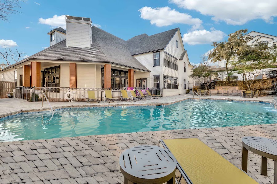 Summit by Norstar apartments at 621 Cowboys Pkwy, Irving, TX