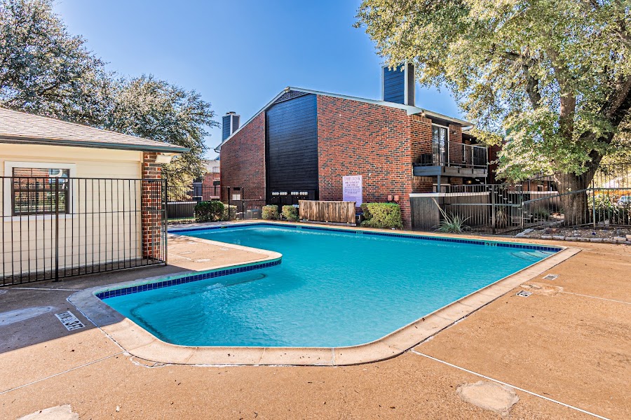 Thorn Manor apartments at 300 W Wintergreen Rd, Desoto, TX