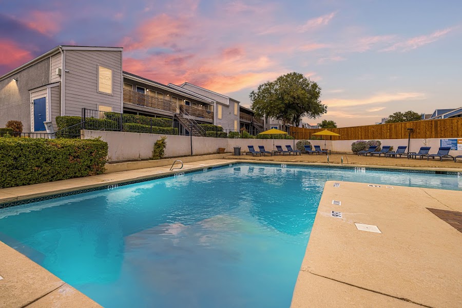 Colinas Ranch apartments at 3203 W Walnut Hill Ln, Irving, TX