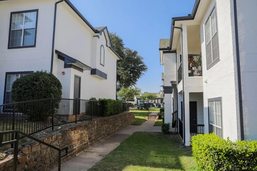 Turtle Cove apartments at 1600 N 9th St, Midlothian, TX
