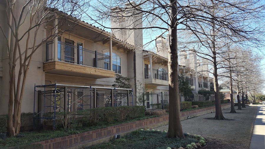 Villa Del Norte apartments at 6800 Del Norte Ln, Dallas, TX
