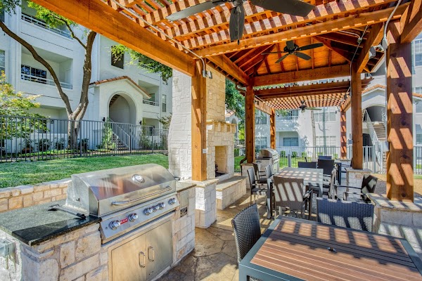White Rock Lake Villas apartments at 9191 Garland Rd, Dallas, TX