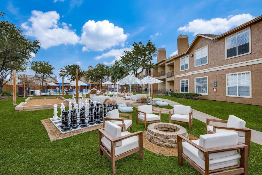 Vista Pointe at the Valley apartments at 701 Cowboys Pkwy, Irving, TX
