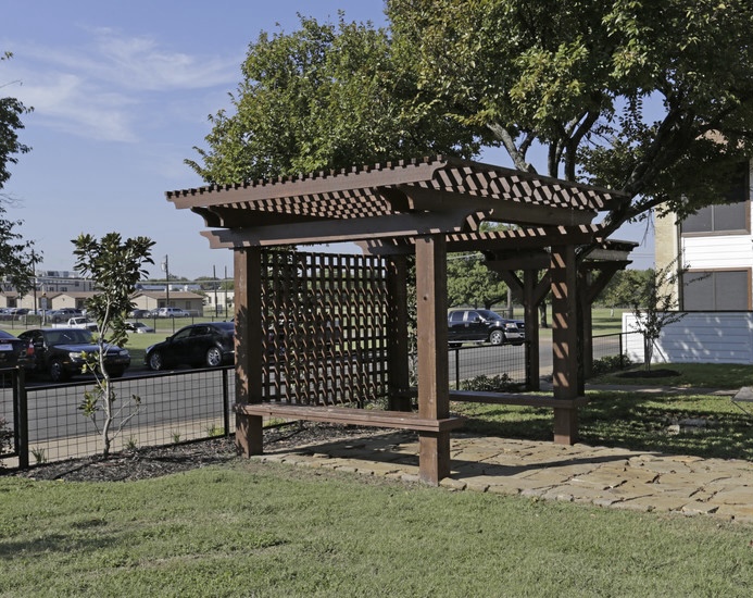 Vista Park apartments at 8328 Willoughby Blvd, Dallas, TX