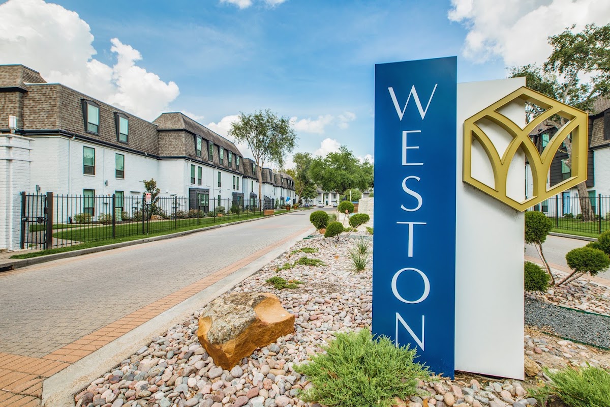 Weston Medical Center apartments at 7510 Brompton Rd, Houston, TX