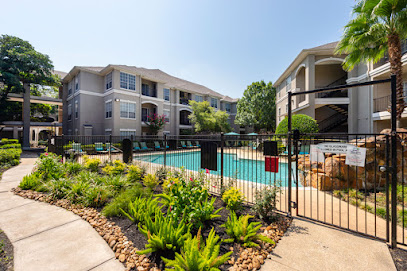 Midtown Arbor Place apartments at 10 Oak Ct, Houston, TX